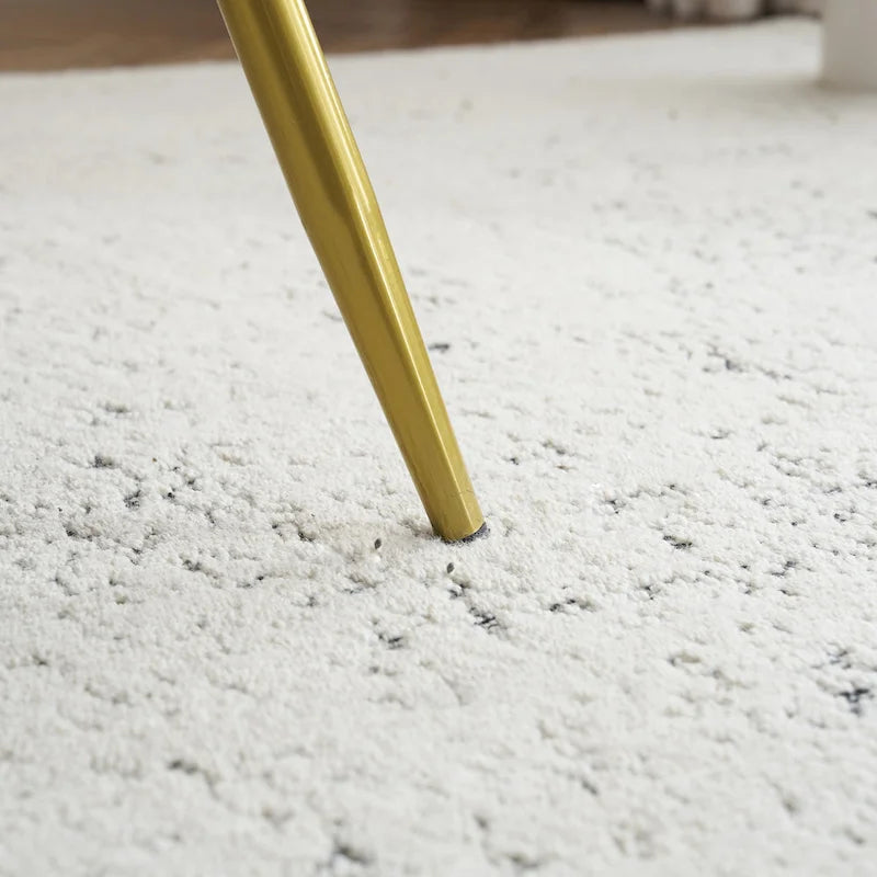 Fauteuil d'appoint en tissu moderne avec dossier incurvé et pieds dorés